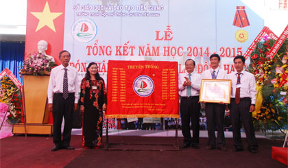 Thừa ủy quyền của Chủ tịch nước, ông Trần Thanh Đức, Phó Chủ tịch UBND tỉnh trao Huân chương Lao động hạng Ba cho BGH Trường THPT Chuyên Tiền Giang.