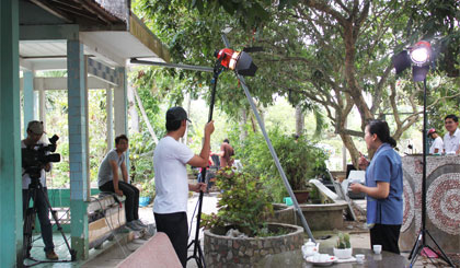 Ê kíp thực hiện đang quay Chương trình “Câu chuyện nông thôn” tại xã thanh Bình, huyện Chợ Gạo.