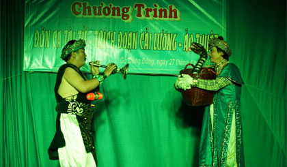 Tiết mục kịch câm hài “Con rắn” do Minh Tuấn và Thanh Sơn biểu diễn.