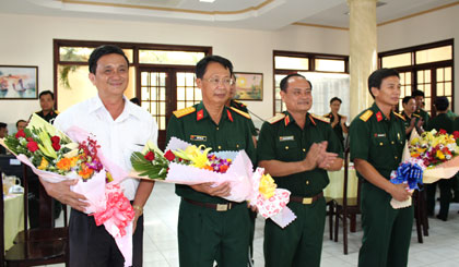 Trung tướng Nguyễn Phương Nam - Tư lệnh Quân khu 9 tặng hoa cho các đồng chí nghĩ chính sách và chuyển công tác.