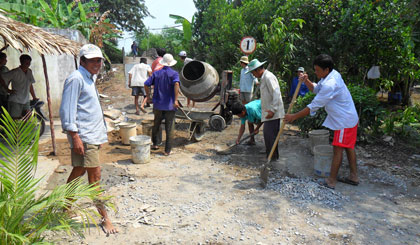 Nông dân tham gia xây dựng đường nông thôn