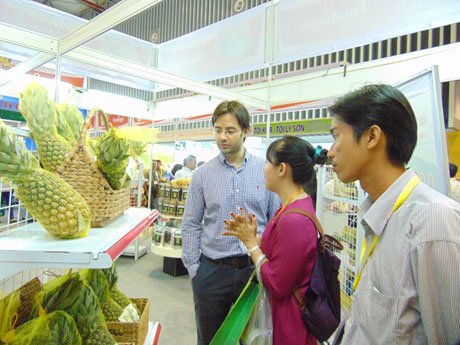 Khóm Tân Phước gây được sự chú ý của khách hàng đến tham quan, mua sắm tại Vietnam Foodexpo 2015.
