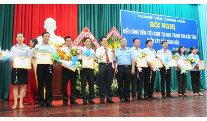 Ông Lê Hồng Quang, Phó Bí thư Tỉnh ủy trao Bằng khen cho đại diện 10 tập thể.