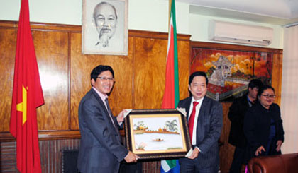 Bí thư Tỉnh ủy Trần Thế Ngọc tặng quà lưu niệm cho Đại sứ quán.
