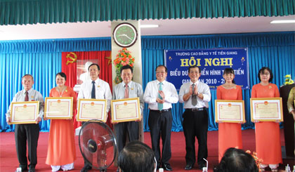 Ông Trần Thanh Đức, Phó Chủ tịch UBND tỉnh và TS-BS Nguyễn Hùng Vĩ, Phó Giám đốc Sở Y tế trao Kỷ niệm chương.