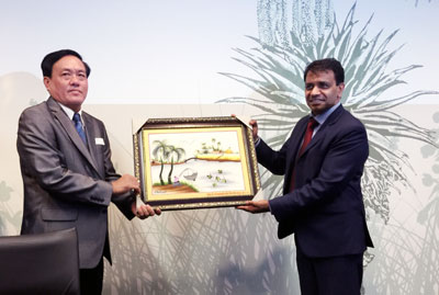 Phó Chủ tịch UBND tỉnh Lê Văn Nghĩa trao quà lưu niệm cho đại diện Bộ Môi trường Nam Phi.