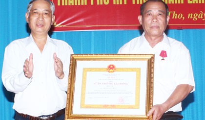 Thừa ủy nhiệm của Chủ tịch nước, ông Nguyễn Hồng Sơn, Phó Bí thư Thường trực Thành ủy Mỹ Tho trao Huân chương Lao động hạng Ba cho nông dân Trương Văn Thuận.