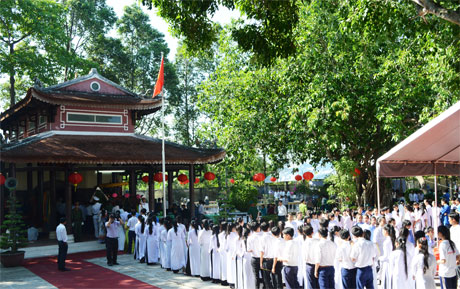 Học sinh trường THPT Thủ Khoa Huân tại lễ tưởng niệm.