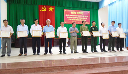  Khen thưởng các cá nhân của huyện Châu Thành trong thực hiện Chỉ thị 03-CT/TW. Ảnh: Anh Tuấn
