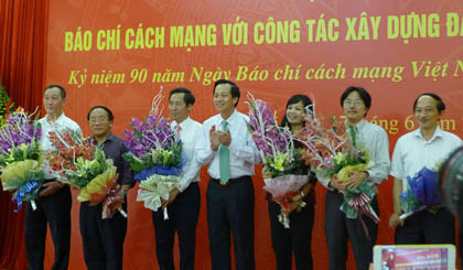 Bí thư Đảng ủy Khối các cơ quan Trung ương Đào Ngọc Dung tặng hoa chúc mừng các cơ quan báo chí nhân kỷ niệm 90 năm Ngày Báo chí cách mạng Việt Nam Ảnh: HM