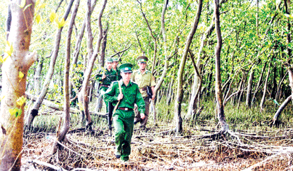 Tuần tra bảo vệ rừng phòng hộ ở Cồn Ngang. Ảnh: NGUYỄN HỮU