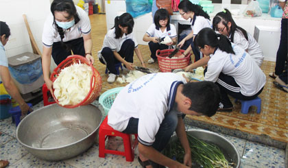 Các em học sinh chuẩn bị bữa cơm cho bệnh nhân.