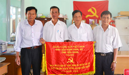 Đảng bộ xã Hậu Mỹ Trinh nhận cờ của Ban chấp hành Đảng bộ tỉnh tặng Đảng bộ trong sạch vững mạnh tiêu biểu liên tục từ năm 2005 - 2009.