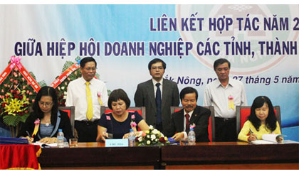 Đại diện HHDN các tỉnh, thành phía Nam và Tây Nguyên ký kết chương trình liên kết, hợp tác năm 2015.