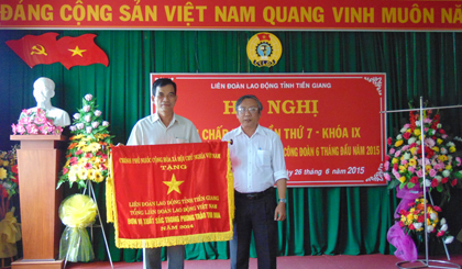  Ông Huỳnh Thanh Minh, Phó Trưởng Ban Dân vận Tỉnh ủy trao Cờ Thi đua của Chính phủ cho tập thể LĐLĐ tỉnh.