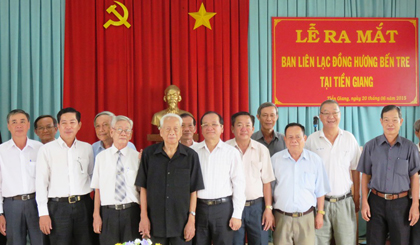 Ông Trần Thanh Đức, phó chủ tịch UBND tỉnh Tiền Giang chụp hình lưu niệm cùng Ban liên lạc.