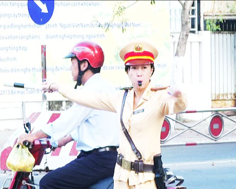Nữ Cảnh sát giao thông đang điều tiết giao thông.