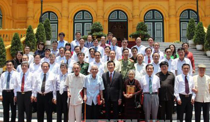 Chủ tịch nước chụp ảnh lưu niệm với các nhà báo lão thành và các nhà báo dự buổi gặp mặt nhân dịp kỷ niệm 90 năm Ngày Báo chí Cách mạng Việt Nam. Ảnh: TTXVN