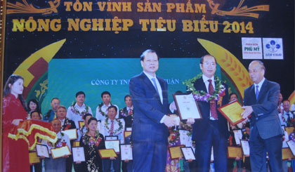 Phó Thủ tướng Vũ Văn Ninh và Chủ tịch Hội Nông dân Việt Nam Nguyễn Quốc Cường trao Chứng nhận “Sản phẩm nông nghiệp Việt Nam tiêu biểu năm 2014” cho đại diện Công ty Lương thực Tiền Giang.