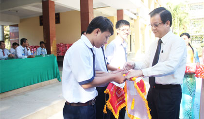 Ông Lê Hồng Quang, Phó Bí thư Tỉnh ủy trao Cờ thi đua xuất sắc cho 3 tập thể lớp.