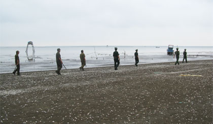 Lực lượng Công an và Quân sự xã Tân Thành phối hợp Đồn Biên phòng Tân Thành tuần tra trên biển.