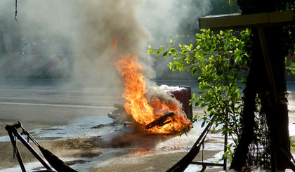 Ngọn lửa thiêu rụi hoàn toàn chiếc xe mô tô trong thời gian ngắn.