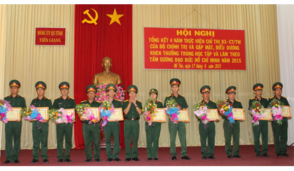 Đại tá Lê Đức Thắng, Phó Chỉ huy trưởng - Tham mưu trưởng Bộ Chỉ huy Quân sự tỉnh trao Giấy khen cho các cá nhân.