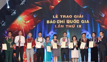  Chủ tịch nước Trương Tấn Sang và đồng chí Đinh Thế Huynh, Ủy viên Bộ chính trị, Trưởng ban Tuyên giáo Trung ương trao giải A cho các tác giả. Ảnh: Minh Quyết – TTXVN