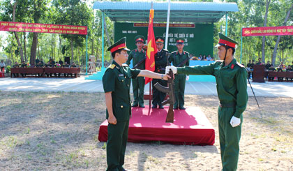 Trung đoàn trưởng Trung đoàn bộ binh 924 trao vũ khí cho chiến sĩ mới