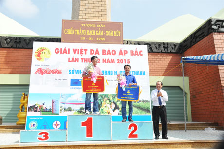 Đơn vị huyện Cái Bè nhận hạng II toàn đoàn tại Giải Việt dã Báo Ấp Bắc lần thứ 32 năm 2015. 