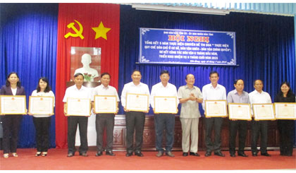 Ông Trần Thanh Đức, Phó Chủ tịch UBND tỉnh trao Bằng khen cho các cá nhân.