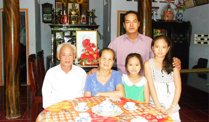 Gia đình ông Huỳnh Văn Ân - bà Phan Thị Thao, một gia đình văn hóa tiêu biểu ở ấp Mỹ Lương, xã Long Tiên.