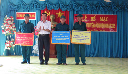 Ông Lê Hoàng Việt, Phó Chủ tịch UBND huyện trao Cờ cho các đơn vị đoạt giải toàn đoàn.