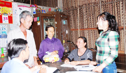 Đại diện cán bộ Hội LHPN xã cùng các thành viên Tổ “Địa chỉ tin cậy” ấp Long Phước đến thăm hỏi gia đình chị Lợi và anh Việt.