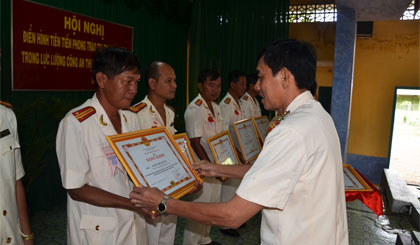 Đại tá Nguyễn Hữu Trí trao thưởng các tập thể, cá nhân lập thành tích xuất sắc tại Hội nghị điển hình tiên tiến phong trào thi đua “Vì ANTQ” của Công an TX. Gò Công.
