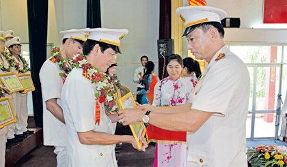 Đại tá Phạm Ngọc Khương, Phó Giám đốc Công an tỉnh trao Giấy khen của Giám đốc Công an tỉnh và tặng hoa tuyên dương Trung tá Dương Thanh Hùng tại Đại hội thi đua “Vì ANTQ”, giai đoạn 2010-2015.
