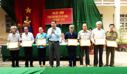 Các cá nhân lập thành tích xuất sắc trong phong trào Toàn dân bảo vệ ANTQ được khen thưởng tại ngày hội của xã Xuân Đông, huyện Chợ Gạo.