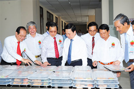Bí thư Tỉnh ủy Trần Thế Ngọc cùng lãnh đạo tỉnh tham quan nhà ăn của học sinh.
