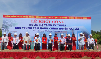 : lãnh đạo UBND tỉnh; các sở, ngành tỉnh và huyện Cai Lậy thực hiện nghi thức khởi công Dự án.