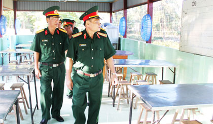 Trung tướng Nguyễn Phương Nam, Tư lệnh Quân khu 9 kiểm tra doanh trại Trung đoàn 924.