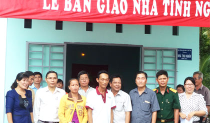 Lễ bàn giao nhà tình nghĩa cho gia đình chị Nguyễn Thị Tươi.