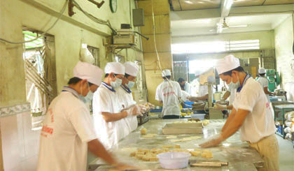 Sản xuất bánh trung thu tại Cơ sở Bánh trung thu Thành Công (phường 3, TP. Mỹ Tho).