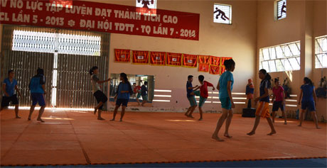 Các VĐV Đội tuyển của tỉnh đang tập luyện tại Nhà thi đấu của Trung tâm TDTT.