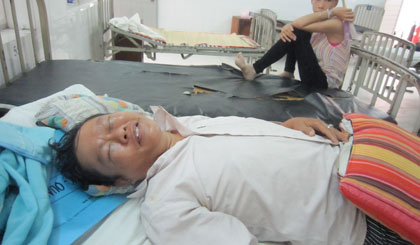 Anh Nguyễn Ngọc Thái đang nằm điều trị tại Bệnh viện Khu vực Gò Công với những vết thương bầm tím trên mạt.