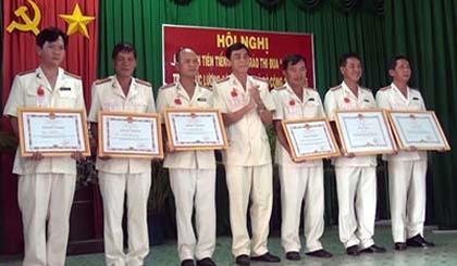 Đại tá Nguyễn Hữu Trí, Phó Giám đốc Công an tỉnh trao Bằng khen cho các cá nhân, tập thể đạt thành tích tốt. 