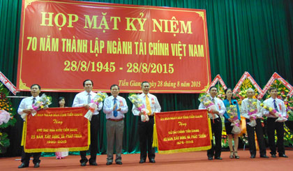Ông Nguyễn Văn Khang, Chủ tịch UBND tỉnh trao Cờ Truyền thống của UBND tỉnh cho Ngành Tài chính tỉnh Tiền Giang.