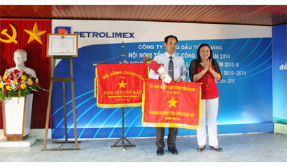 Bà Trần Kim Mai, Phó Chủ tịch Thường trực UBND tỉnh tặng Cờ thi đua xuất sắc của UBND tỉnh cho lãnh đạo Petrolimex Tiền Giang. 