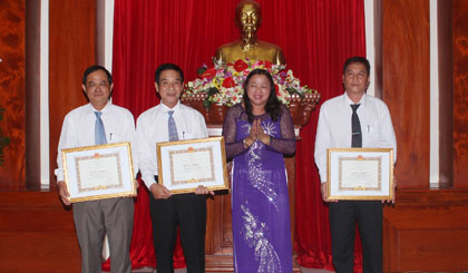 Phó Chủ tịch UBND tỉnh Trần Kim Mai trao Bằng khen của Bộ Nội vụ cho tập thể và cá nhân