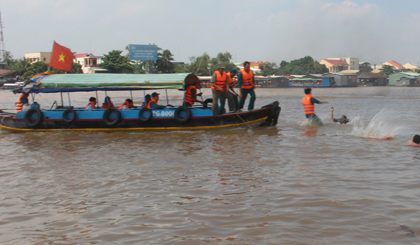  Lực lượng cứu nạn đến cứu người rớt xuống sông