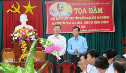 Đại diện Đảng ủy Khối các cơ quan tỉnh Tiền Giang tặng hoa Đảng bộ Sở NN&PTNN Tiền Giang tại buổi tọa đàm.